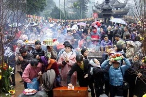 Visitors offer incense at the pagoda (Photo: VNA)